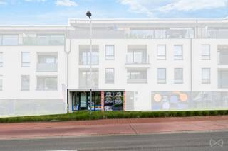 We Invest vous propose ce rez-de-chaussée commercial polyvalent, idéalement situé dans un quartier résidentiel en plein essor, à proximité immédiate du centre de Haren, des écoles, commerces et transports en commun. Le bien se compose d’un bel espace principal de 61 m², d’une cuisine de 19 m², d’un WC séparé, d’une terrasse privative de 17 m², ainsi que d’une cave. Il offre un cadre fonctionnel et lumineux, adapté aussi bien à une activité horeca (bains d’huile autorisés) qu’à une profession libérale. L’espace bénéficie également d’un accès à un jardin commun, ajoutant une plus-value appréciable pour une clientèle ou une équipe. Prix demandé : 230.000 € Option d’achat du matériel professionnel (non obligatoire) : 30.000 € Une opportunité idéale pour lancer ou développer votre activité dans un environnement accessible et dynamique. A visiter au plus vite !!