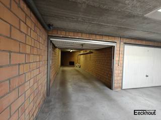 Verzorgde en vlot in te rijden garagebox met kantelpoort in centrum Oostende. De box is perfect rechtdoor in te rijden zonder manoeuvreren en biedt, naast ruimte voor een voertuig, ruim voldoende plaats voor extra opslag. De residentie zelf is in te rijden via een automatische poort. Lichtpunt en stopcontact zijn voorzien in de box. Afmetingen: 10,00 (korte zijde 8,00) x 2,95