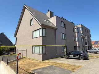 Dit ruim gelijkvloers appartement vinden we terug op de hoek van Res. Ter Steenhove. Op een boogscheut van het centrum van Tielt en op wandelafstand van verschillende handelszaken, supermarkten,....<br /><br />Het appartement is voorzien van een ondergrondse én afgesloten garagebox met extra berging! <br /><br />Indeling van het appartement: <br />Inkomhal met toegang tot de twee slaapkamers, badkamer met inloopdouche en gastentoilet, leefruimte met open en volledig geïnstalleerde keuken met aansluitende berging. Toegang tot de zuid-gerichte en afgesloten tuin kan via het schuifraam in de leefruimte. <br /><br />Het appartement is beschikbaar in overleg.<br />Provisie gemeenschappelijke kosten: €65/ maand. <br /><br />Maak uw afspraak via 'Mijn huurprofiel' en dan zien we u snel!