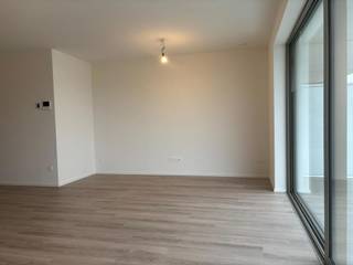 <p>Mooi appartement op de 1ste verdieping met een ruime leefruimte met open keuken en aansluitende berging, 2 slaapkamers die uitgeven op een ruim terras aan de voorzijde, badkamer met douche en dubbele lavabo en apart toilet mooie inkomhal met ingebouwde vestiairekast en glazen deur naar leefruimte. Het terras grenst aan de leefruimte en biedt u een mooi zicht op een groene gemeenschappelijke tuin. <br /><br />De verwarming wordt voorzien met een geothermische warmtepomp op zonnepanelen waardoor de stookkosten aanzienlijk lager liggen dan bij een gasketel. Het appartement voldoet aan de zuinigste energienormen om met deze dure energieprijzen te genieten van een betaalbaar wooncomfort.<br /><br />Het project "Rubenspark" is gelegen op de Mechelsesteenweg te Blaasveld, kort bij het centrum en op wandelafstand van een kleuter- en lagere school, en van verschillende winkelketens zoals Delhaize en Okay. Er is een vlotte bereikbaarheid via de A12 en de E19. <br />Aan de zijde van de Mechelsesteenweg komt een mooi, hedendaags gebouw met 19 appartementen over 4 verdiepingen. Met een ruime keuze tussen 1,2 en 3 slaapkamer-appartementen. Alle terrassen kijken uit op het groene en rustige binnen gebied aan de achterzijde.<br />Achter de appartementen in de groene binnentuin creëren we 12 wooneenheden genoemd stapelwoningen.<br />De gelijkvloerse 2 slaapkamer woningen zijn voorzien van een privatieve tuin en terras en de appartementen zijn allemaal voorzien van een ruim terras. Het project beschikt over een ondergrondse keldergarage en mooie gemeenschappelijke tuinen.<br />In dit groene kader, zal dit project vooral de focus leggen op hedendaagse architectuur en uitgedachte buitenaanleg om een bijzondere woongelegenheid te creëren.<br /><br /></p>