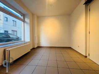 Dit recent gerenoveerde (elektriciteit, chauffage, dak en ramen) gebouw is opgedeeld in 2 duplex studio's. De studio's omvatten een slaapkamer, vernieuwde badkamer met douche, wastafel en toilet. Verder heeft elke studio een leefruimte met vernieuwde keuken op de andere étage. Uitstekende ligging op wandelafstand van het stadscentrum en mooie huuropbrengst van €1200/maand. Momenteel reeds langdurig verhuurd. Topper ! Voor meer inlichtingen of een bezoek, contacteer Veronique 0483/676579