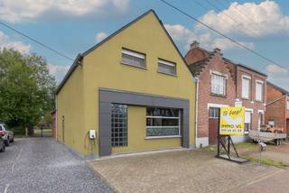 Volledig gerenoveerde woning met grote tuin.<br /><br />We betreden de woning via de zij-ingang, waar we in een ruime inkomhal uitkomen met gastentoilet. Gaan we vervolgens door naar de leefruimte, dan hebben we hier een grote zitruimte met veel lichtinval, een grote eetkamer met directe connectie naar de open keuken. Deze is voorzien van alle comfort en met de grote glaspartijen is het hier aangenaam vertoeven. Ook de ruime naastliggende berging is altijd handig en zeker het vernoemen waard. Gaan we vervolgens verder door naar achteren dan hebben we hier nog een zeer ruime badkamer met groot bad, douche, dubbele lavabo en toilet.<br /><br />Nemen we vervolgens de trap naar boven, dan bevinden zich hier 3 ruime slaapkamers en is er ook nog een zolderberging voorzien.<br /><br />Ook mogen we zeker de kelder niet vergeten. Nette opslagkelder waar gas en water binnenkomen.<br /><br />Zetten we een stapje naar buiten dan hebben we hier een deels verharde tuin met leuk afgeschermd overdekt terras met zicht over de ganse tuin. In deze groene oase van rust is het ideaal vertoeven voor de liefhebbers.<br /><br />Op vlak van ligging zitten we hier centraal in Vorst- Laakdal, met goede verbinding naar de omliggende gemeenten en de E313.<br /><br />Troeven:<br />- EPC <br />- Zonnepanelen 6020 kWp<br />- Airco<br />- Elektrische keuring conform<br />- Ruime achterliggende tuin<br />- Gezellig en deels overdekt terras<br /><br />Bent u geïnteresseerd en wenst u een bezoek? Bel ons op het nummer 014 58 02 08.