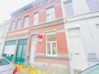 Menen - Volledig gerenoveerde woning met 4 slaapkamers te koop.Indeling:Inkomhal met toilet, woonkamer, keuken en wasruimte1ste verdieping: 2...