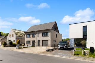 <p>Bent u op zoek naar een kwalitatieve en energiezuinige woning op een unieke locatie? Deze halfopen bel-étage aan de rand van Wetteren werd recent volledig gestript en van kop tot teen gerenoveerd met oog voor detail. Het resultaat is een moderne woning met een hoogwaardige afwerking, een overvloed aan lichtinval en een prachtig uitzicht over de Schelde. Dankzij het gunstige EPC-label A,  zonnepanelen en ventilatiesysteem is het pand volledig toekomstbestendig en geniet u van een optimaal wooncomfort zonder renovatieverplichting.</p><p>Het gelijkvloers beschikt over een ruime inkomhal, een grote inpandige garage en een 2e badkamer die u nog naar eigen wens kunt afwerken. Buiten geniet u van de ruime tuin met achteraan vrij zicht op groen. Verder uitgerust met overdekt terras en een losstaande garage, wat het gemak van deze halfopen bebouwing compleet maakt. De 1e verdieping is ingedeeld met een lichtrijke woonkamer en open keuken die naadloos in elkaar overgaan, met zonneterras. Hier bevinden zich ook de 1e slaapkamer, badkamer en apart toilet. De 2e verdieping biedt plaats aan een royale 2e slaapkamer met eigen toilet.</p><p>De ligging biedt het beste van 2 werelden: weggestoken van de weg geniet u van rust en de nabijheid van de Schelde, terwijl de belangrijkste invalswegen vlot bereikbaar zijn. Daarnaast zijn wandelpaden en natuurgebied De Blakken op een boogscheut. Een ideale kans voor wie op zoek is naar een instapklare, volledig vernieuwde woning op een toplocatie.</p><p>Meer info of een bezoek? Neem contact op met Hanne via 0456 12 69 08 of via hanne@altro-vastgoed.be!</p>