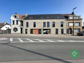 Deze energiezuininge en ruime nieuwbouwwoning (6 % BTW mogelijk) is voorzien van een warmtepomp met zonnepanelen en bestaat uit:Op het gelijkvloers:...