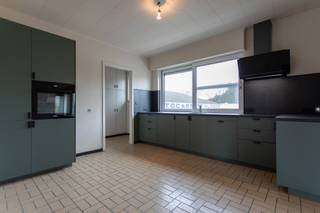 Goed onderhouden, deels gerenoveerd appartement op een uitstekende locatie te Essen. Het appartement heeft een eigen inkomhal met de trap die je...