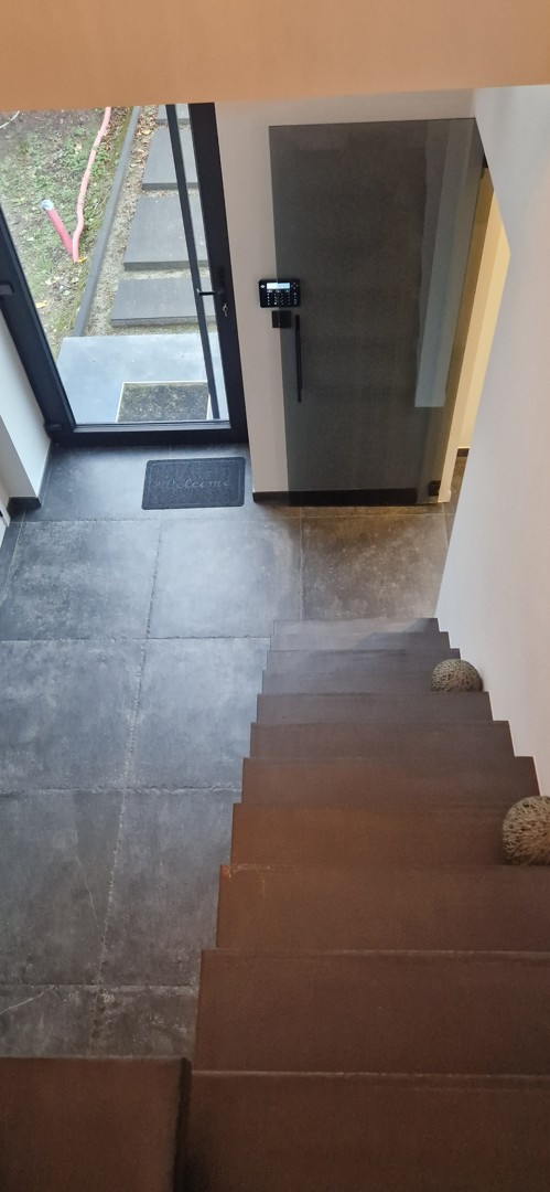 Prachtig gerenoveerde en rustig gelegen EENGEZINSWONING (2024), bewoonbaar: 192m², met mooie leefruimten, 3 slaapkamers, garage 2 wagens en grote tuin op 14 are 54 ca. - foto 5