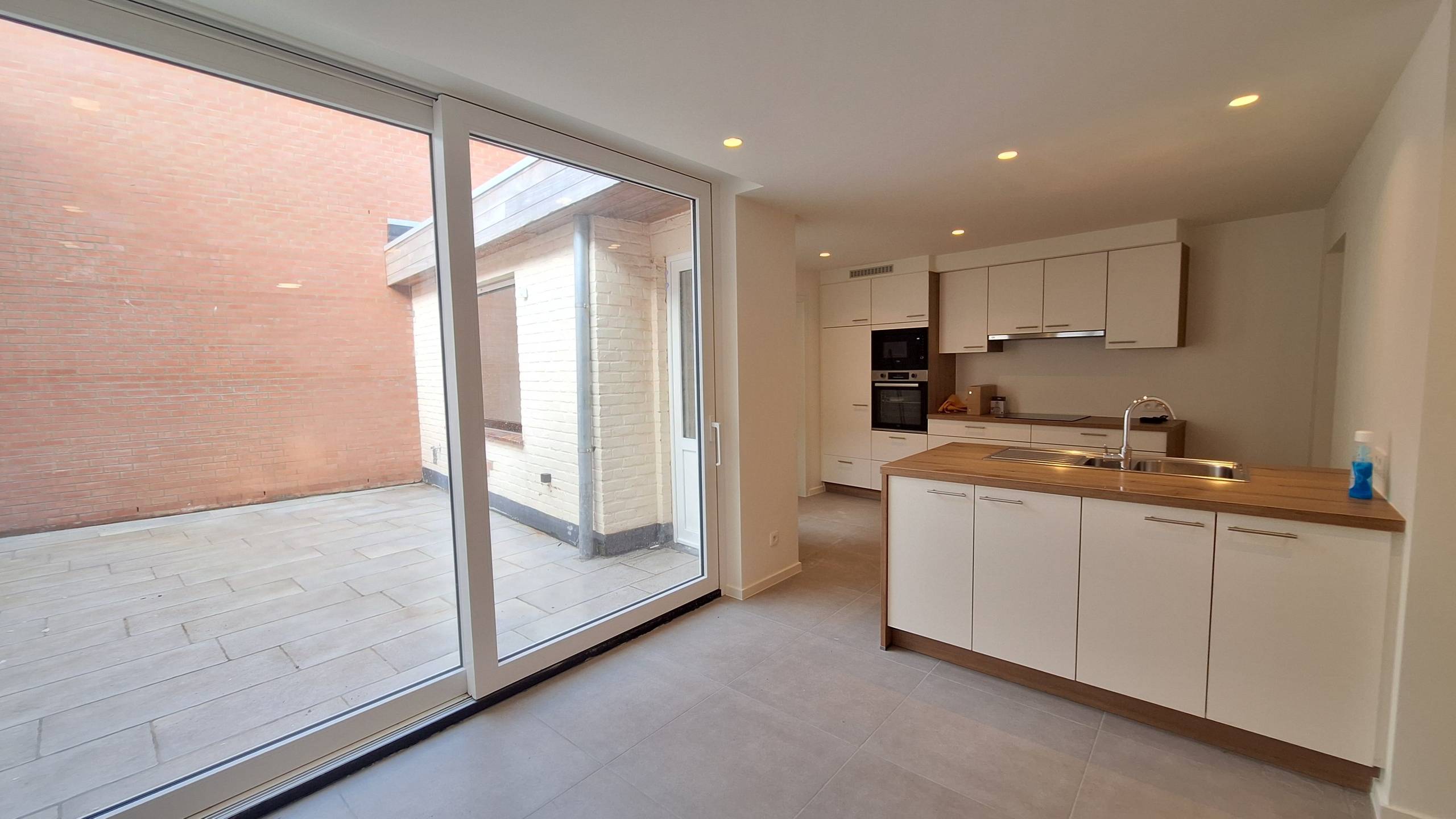 Woning met 3 slaapkamers, ruime garage en koer in hartje Poperinge. - foto 5