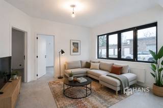 <p><span>Op een ideale locatie in Edegem - rustig maar toch vlakbij het centrum - treffen we dit instapklare appartement, dat deel uitmaakt van een vernieuwd hoekgebouw bestaande uit 6 wooneenheden. Het gehele pand is zonet volledig gerenoveerd en er zijn kosten noch moeite gespaard om het geheel tot in de puntjes af te werken met kwalitatieve materialen. Het dak en de ramen zijn vernieuwd en ook is er in elk appartement een nieuwe condensatieketel geïnstalleerd. Verder is de elektriciteit conform en de gevel is volledig gerenoveerd. Kortom: een zorgeloze aankoop waarin je meteen je intrek kan nemen!</span></p><p><span> </span></p><p><span>Het appartement heeft een totale oppervlakte van ca. 66 m² en beschikt over 2 volwaardige slaapkamers. De open keuken is volledig uitgerust met toestellen van Siemens en is voorzien van een composieten werkblad. De compacte badkamer is voorzien van een douche, lavabomeubel, wc en handdoekdroger.</span></p><p><span> </span></p><p><span>Tot slot beschikt het pand nog over een privatieve kelderberging en fietsenberging. De meters voor water, gas en elektriciteit zijn apart. Bewoonbare opp. 66 m² ref.: vloeropp. EPC-certificaat. Voor meer info of een gratis schatting surf naar www.hansimmo.be</span></p><p><span> </span></p>