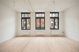 Opbrengsteigendom te koop – Gerenoveerd appartementsgebouw op AAA-locatie Dit volledig gerenoveerde appartementsgebouw is gelegen op een absolute...