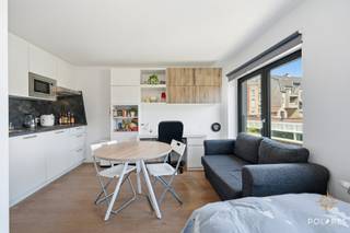 *** Plan uw bezoek via www.polares.eu ***<br /><br />Instapklare studio te koop in de recent, volledig gerenoveerde residentie Den Dreef, vlak bij de ring van Leuven in Heverlee. Dankzij de ligging in tweede lijn geniet je hier van een bijzonder aangename en stille woonomgeving, volledig weg van het straatlawaai, terwijl alle voorzieningen toch binnen handbereik liggen.<br /><br />De studio bevindt zich op wandelafstand van het centrum van Leuven, openbaar vervoer, winkels en andere faciliteiten. Bovendien zijn de belangrijkste universitaire campussen, zoals Arenberg, het Sportkot, Gasthuisberg en de campussen in het centrum van Leuven, vlot bereikbaar. Hierdoor is dit pand uitermate geschikt voor studenten of als investering voor studerende kinderen.<br /><br />Gebouwd in 2016 en perfect onderhouden, verkeert de studio in uitstekende staat. Ze beschikt over een praktische leefruimte met een slaaphoek, een keuken met kookplaten, dampkap, combi-oven, spoelbak en koelkast met vriesvak, evenals een privatieve badkamer met douche, lavabo en toilet.<br /><br />Met haar moderne afwerking, recente bouwjaar en topligging vormt deze studio van 22m² (volgens EPC) een interessante opportuniteit voor wie op zoek is naar een zorgeloze investering in Leuven.