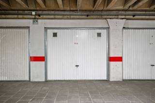 <p><span>Ruime ondergrondse garagebox met elektrische poort te Fruithoflaan!</span></p><p><span>Deze zéér ruime en droge garagebox heeft een elektrische poort met afstandsbediening en heeft volgende afmetingen: ca. 6,02m. diep x 3,35m. breed x 2,44m. hoog. De poort is 2.45m. breed en 1,92m. hoog.</span></p><p><span>De garagebox is voorzien van elektriciteit en licht. De box is centraal gelegen, vlakbij voorname invalswegen zoals de E19, E34 en de ring. Deze garages zijn gegeerd voor eigen gebruik, maar ook ter investering. </span></p><p><span>Dit ondergrondse garagecomplex telt 3 toegangen met badgesysteem, waarvan 2 via de Fruithoflaan, de derde situeert zich op de Roderveldlaan. </span></p><p><span> </span></p>