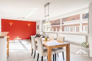 Dit moderne appartement neemt de volledige eerste verdieping van het gebouw in, en bereik je via zowel lift als trap. Je komt in je eigen centrale inkomhal (met gastentoilet en plaats voor een vestiaire), die je via een glazen deur verder brengt tot in de heel lichtrijke leefruimte met halfopen keuken. De uitsprong aan de straatkant zorgt voor een leuk ruimtelijk effect. Hier bevindt zich ook nog een handige berging, en via de gang kom je tot in de twee ruime slaapkamers en de badkamer met douche en een tweede toilet. Hier zijn ook de aansluitingen voor wasmachine voorzien. Achteraan het appartement beschik je over een heel ruim deels overdekt terras, waar je een heel mooi uitzicht heb op het groen in de omgeving. Bij het appartement hoort tevens een eigen overdekte autostaanplaats naast het gebouw. Bezoekdag 12/09: Inschrijvingen via mail naar tommy@immo-home.be, geen telefonische inschrijvingen! Volg ons op Fb en insta. Voor meer info: www.immo-home.be GRATIS SCHATTING & GRATIS FINANCIEEL ADVIES