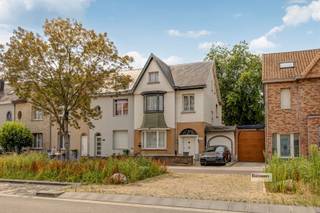 <p><span>Ruime, op te frissen woning met vier slaapkamers, garage en ruime tuin.</span></p><p><span> </span></p><p><span>Ideaal gelegen, in een pas vernieuwde straat , met makkelijke verbindingen met openbaar vervoer en auto naar alle windstreken.</span></p><p><span>De woning heeft een oprisbeurt nodig maar biedt vele mogelijkheden.</span></p><p><span> </span></p><p><span>Indeling: </span></p><p><span> </span></p><p><span>Ruime kelder;</span></p><p><span> </span></p><p><span>Gelijkvloers</span><span>:</span></p><p><span> </span></p><p><span>Ruime inkomhal met apart toilet.</span></p><p><span>Leefruimte.</span></p><p><span>Keuken; </span></p><p><span>Niet afgewerkte veranda</span></p><p><span>Inpandige garage.</span></p><p><span>Ruime tuin;</span></p><p><span> </span></p><p><span>1ste verdieping:</span></p><p><span> </span></p><p><span>Twee slaapkamers waarvan nu een is gemaakt. Met een klein terras.<br />Ruime badkamer.</span></p><p><span>Kleinere kamer/bureaal.</span></p><p><span> </span></p><p><span>2de verdieping:</span></p><p><span> </span></p><p><span>Kleine berging. </span></p><p><span>Twee slaapkamers, waarvan een aanpalend een kleinere badkamer.</span></p><p><span> </span></p><p><span>Er is nog een kleine bergzolder.</span></p><p><span> </span></p>