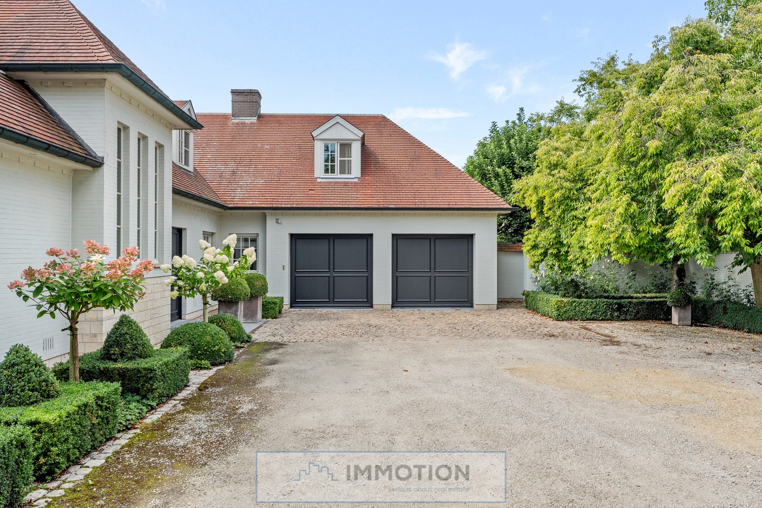 Exclusief wonen in alle comfort: deze centraal gelegen villa op 2.000 m² combineert tijdloze elegantie met royale leefruimtes, hoogwaardige afwerking en een oase van rust in het groen. Regio Bavikhove - foto 3