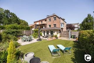 <p><span>Instapklare half open bebouwing bevindt zich op toplocatie in Aartselaar</span></p><p><span> </span></p><p><span>Deze lichtrijke en energiezuinige woning ligt in een rustige fietsstraat, op wandel afstand van het centrum van Aartselaar. Dankzij de hoekligging geniet je de hele dag door van een aangename natuurlijke lichtinval. Bovendien biedt de woning een uitstekende bereikbaarheid naar Antwerpen, Brussel, Mechelen en Gent via de E19 en A12.</span></p><p><span> </span></p><p><span>Indeling van deze lichtrijke woning</span></p><p><span> </span></p><p><span>Gelijkvloers</span></p><ul><li><span>Ruime inkomhal met gastentoilet </span></li><li><span>Garage met elektrische poort en oprit voor meerdere auto’s </span></li><li><span>Veelzijdige polyvalente ruimte met gezellige gashaard, momenteel ingericht als logeerkamer met bureau en zithoek </span></li></ul><p><span>Eerste verdieping</span></p><ul><li><span>Ruime, lichtrijke leefruimte in L-vorm met lichtkoepel </span></li><li><span>Open keuken aansluitend op de woonkamer </span></li></ul><p><span>Tweede verdieping</span></p><ul><li><span>Twee ruime slaapkamers </span></li><li><span>Moderne badkamer, vernieuwd in 2013 </span></li></ul><p><span>Buitenruimte</span></p><ul><li><span>Zonnige tuin met twee terrassen waar je op elk moment van de dag van de zon kunt genieten </span></li><li><span>Ruim tuinhuis met elektriciteitsaansluiting </span></li><li><span>Oprit met plaats voor twee wagens, aangevuld met een garage </span></li></ul><p><span>Energie & comfort & elktricteit</span></p><ul><li><span>Asbestveilig </span></li><li><span>Gunstig EPC-label B (149 kWh/m²/jaar) </span></li><li><span>16 zonnepanelen met groenestroomcertificaten (opbrengst ca. € 1.050 per jaar) </span></li><li><span>Alle 18 ramen voorzien van zonwering (screens of rolluiken), geplaatst in 2024 </span></li><li><span>Recente condensatieketel (2023) </span></li><li><span>PVC-ramen met hoogrendementsglas </span></li><li><span>Elektriciteit conform </span></li></ul><p><span>Extra troeven</span></p><p><span>Deze woning biedt bovendien interessante uitbreidingsmogelijkheden. Zo is er potentieel voor het creëren van extra slaapkamers of voor de inrichting als kangoeroewoning of voor een bedrijfsruimte. , ideaal voor grotere gezinnen of zorgwonen.</span></p><p><span>Een ruime, perfect onderhouden woning met veel licht, een zonnige tuin en een uitstekende ligging: de ideale thuis voor wie comfortabel en energiezuinig wil wonen in het hart van Aartselaar.</span></p><p><span> </span></p>