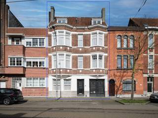 <em>Architecturale herenwoning met drie bouwlagen en ruime tuin, opgetrokken in art deco en de Nieuwe Zakelijkheid.</em><br /><br />De woning werd ontworpen door de <strong>Gentse architect Georges Fontaine</strong>, een vertegenwoordiger van de<strong> Gentse interbellumarchitectuur</strong> met een<strong> uitgesproken signatuur</strong> binnen de <strong>geometrische art deco</strong>.<br /><br />Deze bijzondere eigendom, gelegen op <strong>een perceel van 242 m² en met een bruikbare vloeroppervlakte van 387 m² (exclusief zolder en kelder)</strong>, biedt een unieke kans voor wie op zoek is naar een <strong>te renoveren pand met een uitzonderlijk karakter</strong>.<br /><br /><strong>Het gelijkvloerse niveau</strong> omvat <strong>een leefruimte, een eetplaats en een achtergelegen keuken met bijkeuken.</strong> Op dit niveau vinden we ook, achter de smeedijzeren poort, een<strong> dubbele autostaanplaats</strong>. Deze ruimte kan echter evengoed dienstdoen als <strong>atelier-, praktijk- of werkruimte.</strong><br /><br />Op <strong>de eerste en tweede verdieping</strong> bevinden zich <strong>telkens vier slaapkamers en één badkamer</strong>. Op de bovenste verdieping bevindt zich bovendien <strong>een extra royaal zolderniveau</strong> dat naar eigen smaak kan worden ingedeeld en ingericht. Het <strong>ruime bouwvolume</strong> laat tal van invullingen toe, zoals de <strong>combinatie van wonen en werken</strong>. Bijkomende troeven zijn <strong>de tuin over de volledige breedte </strong>van de woning, een <strong>extra kamer</strong> op het bordes en <strong>een zeer ruime kelder</strong>.<br /><br /><strong>Een zeldzame opportuniteit voor wie een exclusieve renovatiebasis zoekt op een van de meest gegeerde locaties van Gent.</strong>