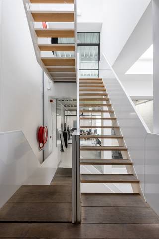 Gelegen in de populaire Verlatstraat, op het bruisende Zuid, bevindt zich dit bijzondere pand. De fris gerenoveerde gevel geeft al meteen de sfeer...