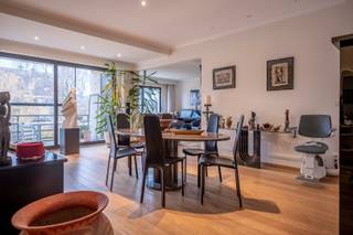Ruim en goed onderhouden gemeubeld duplex appartement (183 m²) op de 2de verdieping in residentie ‘Domein Esmoreit’. Zeer rustig gelegen aan...