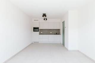 <p>Bezoek mogelijk na aanmaak huurdersprofiel via: https://onid.mijnhuurprofiel.be/property/6d261ed1-6457-4e33-9828-0c86869e48b4</p><p>Dit moderne <strong>BEN-appartement</strong> bevindt zich in <strong>project Het Midden</strong>, een rustige en bijzonder aangename woonwijk waar comfort en kwaliteit centraal staan.</p><p>Het appartement beschikt over één ruime slaapkamer met ensuite badkamer, wat zorgt voor een luxueuze en praktische indeling. Daarnaast is er een <strong>handige berging</strong> in het appartement zelf. Op het terras geniet je van een <strong>open zicht</strong>, onder andere op het naastgelegen park.</p><p>Het appartement is uitgerust met hedendaagse technieken zoals vloerverwarming, een energiezuinige warmtepomp en automatische screens.</p><p>Verder is er een kelderberging met elektriciteitsaansluiting.</p><p>Een <strong>staanplaats</strong> met laadpaal is inbegrepen in de prijs. De gemeenschappelijke kosten bedragen <strong>100</strong> euro per maand.</p>