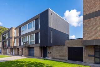 Deze halfopen bel-etagewoning in de Stokveldewijk heeft een degelijke basis, een praktische indeling en vooral nog ruimte voor een eigen verhaal. Met drie slaapkamers, een garage en een aangename tuin is dit een woning die zich vlot laat aanpassen aan een nieuwe generatie bewoners.<br /><br />Op het gelijkvloers bevindt zich een ruime garage met aansluitende berging - die ook kan omgeturnd worden tot bureau / hobbyruimte /de slaapkamer - en rechtstreekse toegang tot de tuin. Handig voor fietsen, voorraad, hobby’s of gewoon alles wat je liever niet in de woonkamer ziet staan.<br /><br />Een verdieping hoger ligt de leefruimte, met aansluitend de keuken en een afzonderlijk toilet. De indeling is helder en functioneel, met voldoende mogelijkheden om bij een renovatie een meer open en hedendaagse woonomgeving te creëren.<br /><br />Op de tweede verdieping bevinden zich drie slaapkamers en een badkamer met douche. De grootste slaapkamer ligt aan de achterzijde en geniet er van een aangename natuurlijke lichtinval.<br /><br />Technisch biedt de woning al dubbele beglazing in PVC, centrale verwarming op gas en een regenwaterput van 3.000 liter.<br /><br />De woning vraagt vandaag om een opfrissing. Dat verbergen heeft weinig zin. Met dat voordeel dat je hier niet betaalt voor de smaak en comfort van iemand anders, maar zelf kan bepalen waar je naartoe wil.<br /><br />Met haar halfopen bebouwing, drie slaapkamers, garage en tuin biedt deze woning op een perceel van 214 m² vooral veel bruikbaarheid. Geen afgewerkt showroomhuis, wel een stevige basis met potentieel op een aangename ligging in Sint-Michiels.