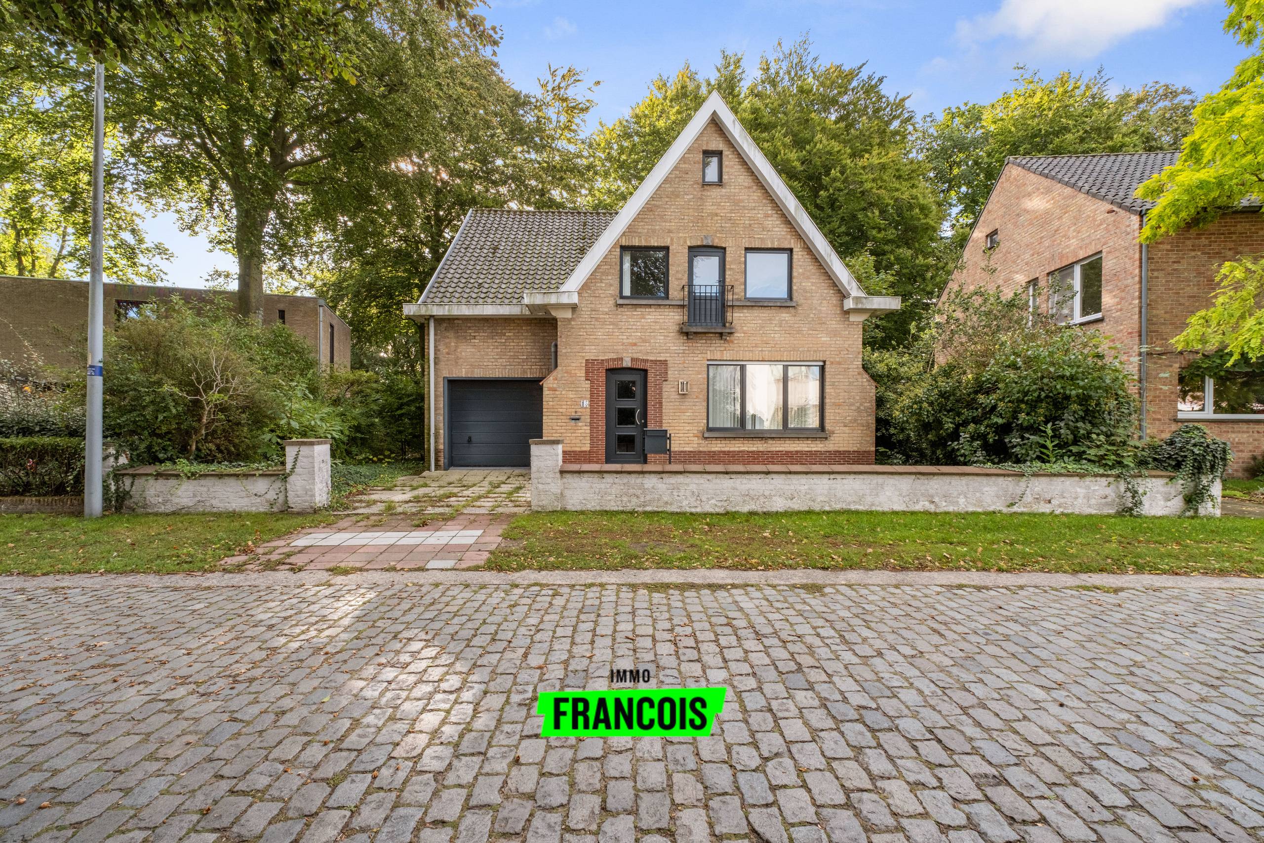 Te renoveren alleenstaande woning met tuin op toplocatie te Sint-Michiels - foto 1