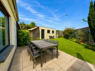 <strong>VERZORGDE HOEKWONING</strong> met <strong>VRIJSTAANDE GARAGE</strong> en <strong>TUIN</strong>. De woning is voorzien van <strong>DAKISOLATIE</strong> en <strong>CENTRALE VERWARMING OP AARDGAS</strong>, waardoor er <strong>GEEN RENOVATIEPLICHT</strong> van toepassing is. Deze goed onderhouden en ideale <strong>GEZINSWONING</strong> beschikt over een lichtrijke leefruimte, keuken met eetplaats, badkamer en <strong>DRIE VOLWAARDIGE SLAAPKAMERS</strong>. De <strong>RUIME ZOLDER</strong> biedt <strong>UITBREIDINGSMOGELIJKHEDEN</strong> voor wie extra kamers wenst te creëren. Dankzij de <strong>BERGING</strong> en <strong>APARTE GARAGE</strong> is er voldoende bergruimte aanwezig. De <strong>ONDERHOUDSVRIENDELIJKE TUIN</strong> maakt het geheel compleet. Gelegen in Eine, op <strong>KORTE AFSTAND</strong> van de <strong>N60 (RONSE-GENT)</strong>, winkels, scholen en het <strong>CENTRUM VAN OUDENAARDE</strong>, geniet u van een <strong>VLOTTE BEREIKBAARHEID</strong> en alle dagelijkse voorzieningen in de nabije omgeving.<br /><br />Onmiddellijk beschikbaar! <br /><br />Adres: Pater Ruyffelaertstraat 29 te Eine (Oudenaarde)<br /><br />Geen renovatieplicht; P-score: A, G-score: A; Bestuursmaatregelen in maatregelenregister: neen; Vrij bij akte.