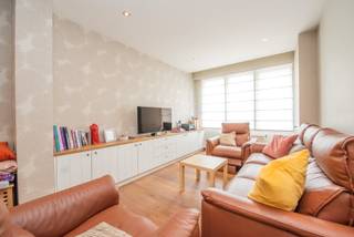 Deze ruime gezinswoning in Gentbrugge werd volledig gerenoveerd in 2013 en beschikt over 3 ruime slaapkamers, een terras en een gezellige, onderhoudsvriendelijke tuin.<br /><br />De woning bevindt zich op een perceel van 225 m² en heeft een bewoonbare oppervlakte van 163 m².<br /><br />Dankzij de aanwezigheid van alle nodige nutsvoorzieningen en een gunstig EPC-label B is de woning bovendien energiezuinig en praktisch ingericht.<br /><br />Vooraan bij de woning is er een private parkeerplek voorzien, maar ook in de straat zijn er voldoende parkeermogelijkheden.<br /><br />Bent u op zoek naar een ruime en instapklare gezinswoning in Gentbrugge? Dan biedt deze woning de ideale combinatie van rustig wonen en een moderne leefomgeving.<br /><br />Heeft u interesse in een bezoek? Contacteer Mirco via mirco@immoroba.be of bel 09 388 53 53