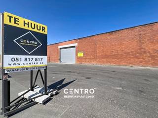 <u><strong>Benaderende bruto-AFMETINGEN: </strong></u><br />Magazijn: 2.400m²<br />Ruim verharde parking 540m<sup>2</sup><br /><br /><u><strong>AFWERKING:</strong></u><br />- Gemetste constructie met betonnen overspanning <br />- Geïsoleerd dak met lichtstraten<br />- Betonvloer<br />- Poort Assa Abloy h: 4,20m b: 5,50m met afstandsbediening<br />- LED-verlichting<br />- Geïntegreerde showroom /kantoor- /ontvangstruimte (110m<sup>2</sup>)<br />- Sanitair: douche, 2 toiletten, urinoirs, lavabo<br />- Vrije hoogte 4m<br />- Mogelijkheid om uw bedrijf extra zichtbaarheid te geven op de 18m hoge toren aan de Europalaan<br /><br /><u><strong>NUTSVOORZIENINGEN:</strong></u><br />Elektriciteit (3x400V - 63A, drijfkracht) met tussenteller - eigen waterteller - gemeenschappelijke snelladers (10) en traagladers (2) op de site.<br /><br /><strong><u>BESTEMMINGSMOGELIJKHEDEN</u></strong>:<br />Zone voor milieubelastende industrieën.<br />Opslag, overslag, productie, B2B, bewerking en verwerking van goederen.<br /><br /><u><strong>LIGGING:</strong></u><br />Poort tot Poperinge, RING - Nijverheidslaan, zichtbaarheid vanaf de ring.<br /><br /><u>* Bijzonderheden:</u><br />- Onmiddellijk beschikbaar.<br />- Geen gemene kosten !<br />- Vermelde prijzen zijn excl. onroerende voorheffing , elektriciteit en BTW.<br />- Onze referentie op <strong>www.centro.be</strong>: <strong>P0499</strong> of contacteer ons op <strong>050 70 01 02</strong>.