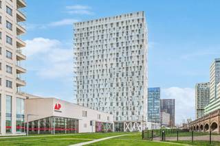 TREVI: Deze unieke hoekstudio is gelegen op de 7de verdieping van De Parktoren.  Gerealiseerd door BESIX; een weldoordachte creatie die werd bekroond met de prijs Architizer A+.   Gelegen nabij het Eilandje naast Park Spoor Noord en de AP Hogeschool vindt u dit opmerkelijk gebouw.

Deze studio beschikt over een keuken voorzien van kookplaat met dampkap, oven en frigo, een badkamer (met enkele lavabo, douche en toilet) en een bergruimte met aansluiting voor de wasmachine. Een uniek pluspunt is het zeer ruim hoekterras met een prachtig uitzicht. 

Belangrijkste troeven:
- Volledig instapklaar,
- Energiezuinig
- Uniek hoekterras

Elektriciteit is conform, EPB label B. Bij het appartement horen ook 2 genummerde fietshaken. 

De studio is momenteel verhuurd aan €625 + €95, ideaal als investering maar natuurlijk ook voor eigen gebruik of uw studerende kinderen. 

Aarzel niet en vraag meteen uw bezoek aan!