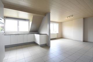 Dit appartement is gelegen op de tweede verdieping, vlakbij het centrum en openbaar vervoer.De indeling is als volgt:Living, keuken, twee...