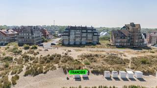 DOE EEN BOD op dit sublieme doorloop appartement. Met een mooie gevelbreedte is dit pand gelegen op de eerste lijn aan het rustige strand...