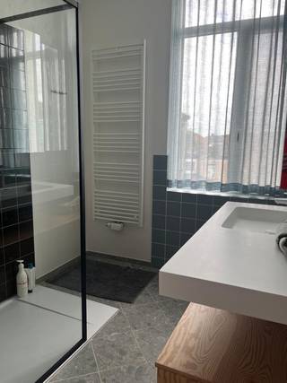Het appartement wordt volledig bemeubeld verhuurd
en is afgewerkt met hoogwaardige materialen
zoals parket, stijlvolle verlichting, in-between gordijnen en maatkasten in elke ruimte.
De keuken is uitgerust met een
ingebouwde koelkast met diepvries, vaatwasser
en oven.
Extra troef is het aangename terras met glazen
schuifwanden, ideaal om het hele jaar door van te genieten.
Het appartement biedt een lichtrijke eetruimte met open keuken.
Een gezellige tv-hoek met comfortabel zitmeubel.
Het ingebouwde bureau maakt deze woonst perfect voor wie van thuis uit werkt.
Doorheen het hele appartement is er veel
opbergruimte.
De slaapkamer beschikt over een comfortabel
bed. Aansluitend is er een moderne badkamer
met douche en wastafel, een afgescheiden toilet en een praktische wasplaats,met wasmachine en droogkast .
Dit appartement is uitermate geschikt voor koppels ,
expats, tijdelijke professionals, of alleenstaanden die op zoek zijn naar een stijlvolle woonst.