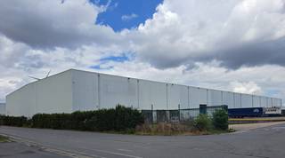 Magazijn 6.240 m² en buitenterrein 1.822m² op de site Desteldonk in de haven van Gent (Haven 3635V) en gelegen aan de E34 (Zeebrugge /Knokke – Antwerpen) en de E17 (Gent / Kortrijk- Antwerpen)<br /><br /><span>Loods 7</span> :<br /><br /><span>* 4 laadkades</span><br /><span>* 1 poort</span><br /><span>* Buitenterrein 1822 m2<br /></span>* Opslag in stellingen: 430 plaatsen Euro-equivalent<br />* 24/7 camerabewaking<br /><span>* Inpandig onthaal</span><br /><span>* Kantoor<br />* Buitenparking voor laden en lossen van vrachtwagens aan de zijkant</span>