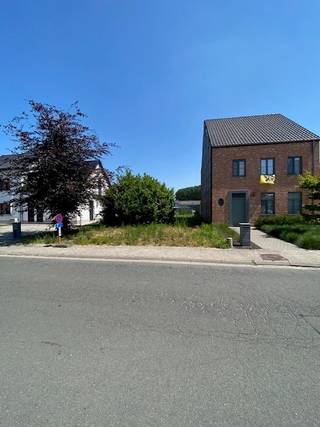 Droomt u van een eigen woning op een uitstekende ligging? Dan is deze bouwgrond voor een halfopen bebouwing beslist een unieke kans.<br />Gelegen vlak bij het centrum van Buggenhout, het station en verschillende scholen, geniet u hier van een vlotte bereikbaarheid en alle dagelijkse voorzieningen binnen handbereik. Bovendien bevindt het prachtige Buggenhoutbos zich op wandelafstand, ideaal voor wie houdt van natuur, wandelen en fietsen.<br />Deze bouwgrond combineert een rustige woonomgeving met een centrale ligging en biedt de perfecte basis om uw droomwoning te realiseren.<br />Een buitenkans voor gezinnen, starters of investeerders die op zoek zijn naar een bouwperceel op een gegeerde locatie. Voor info : dirk@berno.be