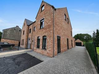 <h3><span>Stijlvolle halfopen pastorijwoning met praktijkruimte, 4 slaapkamers, garage en zonnige tuin op bijna 10 are</span></h3><p><span>Deze recente halfopen pastorijwoning combineert een tijdloze architectuur met hedendaags wooncomfort, een doordachte indeling en een uitstekende energiezuinigheid. Gelegen op een mooi perceel van bijna 10 are, biedt deze woning een uitzonderlijke hoeveelheid ruimte en tal van mogelijkheden voor gezinnen, zelfstandigen of wie op zoek is naar levenslang wooncomfort.</span></p><p><span>Via de ruime inkomhal krijgt u toegang tot de verschillende leefruimtes. Vooraan bevindt zich een afzonderlijke praktijk-, kantoor- of hobbyruimte, ideaal voor zelfstandigen of wie graag van thuis uit werkt. Daarnaast is er een gastentoilet aanwezig.</span></p><p><span>De lichtrijke leefruimte vormt het hart van de woning en geniet dankzij de grote raampartijen van een overvloed aan natuurlijk licht en een mooi zicht op de tuin. Aansluitend bevindt zich de ruime leefkeuken, die desgewenst afgesloten kan worden met stijlvolle schuifdeuren. De keuken biedt niet alleen veel werk- en opbergruimte, maar staat eveneens in directe verbinding met het terras en de tuin.</span></p><p><span>Achter de keuken bevindt zich een praktische doorgang met de technische ruimte, voorzieningen voor wasmachine en droogkast en een extra douche. Opvallend is hoe vooruitstrevend deze woning destijds werd ontworpen. Dankzij de aanwezigheid van een slaapkamer, toilet en douche op het gelijkvloers is gelijkvloers wonen perfect mogelijk, wat de woning ook op langere termijn bijzonder comfortabel maakt.</span></p><p><span>Op de eerste verdieping bevinden zich drie ruime slaapkamers en een moderne badkamer uitgerust met een inloopdouche, toilet, dubbele lavabo en een stijlvol badkamermeubel.</span></p><p><span>De volledig afgewerkte zolderverdieping, bereikbaar via een vaste trap, biedt een enorme meerwaarde. Hier werd een volwaardige extra woonruimte gecreëerd met een ruime slaapkamer, een eigen kitchenette en een aparte badkamer met douche en toilet. Ideaal als gastenverblijf, zorgunit, tienerkamer, kangoeroewoning of voor inwonende familie.</span></p><p><span>Ook op technisch vlak voldoet deze woning aan de verwachtingen van vandaag. Zo beschikt ze over vloerverwarming, 18 zonnepanelen, een ventilatiesysteem en aluminium ramen met driedubbele beglazing. Deze duurzame voorzieningen zorgen voor een aangenaam wooncomfort en een energiezuinige levensstijl.</span></p><p><span>Buiten geniet u van een mooi aangelegd perceel van bijna 10 are waar rust, privacy en ruimte centraal staan. Het ruime terras sluit naadloos aan op de leefruimte en de keuken en vormt de perfecte plek om te ontspannen of gasten te ontvangen. Daarnaast beschikt de woning over een garage en voldoende parkeergelegenheid.</span></p><p><span>De huidige eigenaar, met een sterke bouwtechnische achtergrond, staat bovendien open om eventuele kleine afwerkingspunten in overleg met de koper professioneel in orde te brengen.</span></p><p><span> </span></p><h3><span>Troeven</span></h3><p><span>-Perceel van bijna 10 are<br />-Recente halfopen pastorijwoning<br />-Praktijk-, kantoor- of hobbyruimte<br />-Mogelijkheid tot gelijkvloers wonen<br />-4 volwaardige slaapkamers<br />-Extra woonruimte met kitchenette en badkamer op zolder<br />-Vloerverwarming<br />-18 zonnepanelen<br />-Ventilatiesysteem<br />-Aluminium ramen met driedubbele beglazing<br />-Garage en ruim terras<br />-Instapklaar en uitstekend onderhouden<br />-Energiezuinig wooncomfort<br />-Veelzijdige woning met tal van gebruiksmogelijkheden</span></p><p><span>Een woning die ruimte, comfort en flexibiliteit perfect combineert en klaar is om haar nieuwe eigenaars jarenlang woonplezier te bieden. Ideaal voor gezinnen, zelfstandigen of iedereen die op zoek is naar een kwalitatieve en toekomstgerichte woning in Genk. Info: 0484036892</span></p>