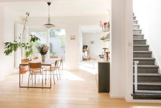 <p><span>Ontdek deze ruime en instapklare woning die in 2020 volledig werd gerenoveerd met oog voor comfort, licht en energiezuinig wonen. Via de inkomhal betreedt u de gezellige leefruimte met open keuken, waar de grote raampartijen zorgen voor een aangename lichtinval en een ruimtelijk gevoel.</span></p>
<p><span>Aansluitend geniet u van een zonnig zuidoostgericht terras — de ideale plek om te ontspannen. Op het gelijkvloers bevindt zich eveneens een apart gastentoilet.</span></p>
<p><span>Op de eerste verdieping vinden we twee volwaardige slaapkamers en een volledig uitgeruste badkamer. De ingerichte zolderverdieping werd slim omgevormd tot twee extra slaapkamers, ideaal voor grotere gezinnen, een thuisbureau of hobbyruimte.</span></p>
<p><span>Extra troeven: deze energiezuinige woning beschikt over een EPC-label B, conforme elektriciteitskeuring, asbestveilig.<br /><br />De woning is bovendien gelegen op wandelafstand van het Anthospark, een mooie groene omgeving die zorgt voor extra speelruimte en ontspanningsmogelijkheden voor kinderen en gezinnen uit de buurt.<br /></span></p>
<p><span>Een ideale gezinswoning op een uitstekende locatie in Merelbeke, dichtbij winkels, scholen, openbaar vervoer en belangrijke invalswegen.<br /><br />Richtprijs: 399.000€<br /></span></p>
<p><span>Mis deze unieke kans niet! Neem vandaag nog contact op voor meer informatie of een bezichtiging in te plannen.<br />Contacteer Ruben op 0479/ 03 90 17 of mail naar ruben@cornelis-goeman.be</span></p>