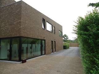Gelijkvloerse compacte ééngezinswoning, met terras (24 m²) en zonnige tuin (118 m²). Rustig gelegen, weg van de straat, op wandelafstand van...