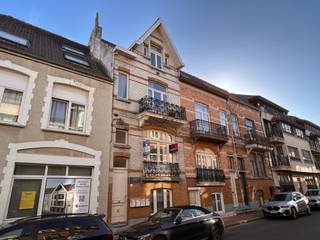 In het centrum van Knokke verkopen wij dit groot woonhuis die op vandaag ingedeeld is in 4 eenheden die allen verhuurd zijn. Ideaal als zorgwoning of voor een grote familie. <br /> <br />Het huis heeft een groot woonvolume en beschikt over een knus stadstuintje aan de zonnekant. Heerlijk familiaal vertoeven. Gezien de centrale locatie een ongelooflijke meerwaarde. <br /> <br />Op heden is de woning opgedeeld in 4 woonentiteiten maar kan vrij eenvoudig omgevormd worden tot een grote stadswoning met 5 à 6 slaapkamers, 4 badkamers en een stadstuintje. <br /> <br />Interessant huis in hartje Knokke gezien het potentieel.<br />De 4 woonentiteiten zijn op vandaag allen verhuurd op jaarbasis. <br /> <br />EPC gelijkvloers: label C (UC: 20201006-0002324035-RES-1) <br />EPC eerste verdiep: label D (UC: 20201006-0002324116-RES-1) <br />EPC tweede verdiep: label C (UC: 20201006-0002324124-RES-1) <br />EPC derde verdiep: label C (UC: 20201006-0002324129-RES-1) <br /> <br />Meer informatie of een vrijblijvend bezoek? <br />Graag op afspraak met Willem Cauwels op Tel. 050.89.27.70.