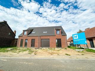 <strong>Bienvenue à Laplaigne ! </strong>Dans un cadre très calme avec vue sur les champs, deux maisons semi-détachées seront bientôt construites par Hectaar.<br />Une architecture moderne et des espaces lumineux font de ces maisons un lieu idéal pour votre famille.
<ul>
	<li>3 chambres</li>
	<li>Une maison avec garage</li>
	<li>Économes en énergie (E45)</li>
	<li>Finition personnalisée selon vos préférences</li>
	<li>De grands jardins privés</li>
	<li>Finie vers fin de 2026</li>
</ul>
(Photos de référence d'un projet précédemment terminé)<br />Besoin de plus d'informations ? N'hésitez pas à nous contacter !