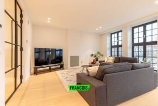 Dit luxueus en ruim tweeslaapkamerappartement in Brugge bevindt zich op een uitzonderlijke locatie aan de Vrijdagmarkt, met een uniek en open...