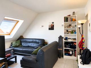 omvattende een inkomhal, mooie en klare living, volledig ingerichte moderne open keuken, 2 slaapkamers, moderne badkamer, apart toilet, terras...