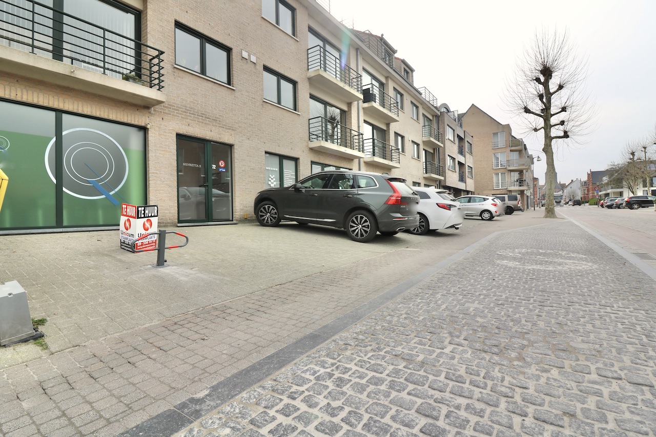 Autostaanplaats met parkeerbeugel nabij het centrum van Lievegem - 35 EUR/mnd - foto 2