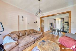 <p><span> </span></p><p><span>Au rez-de-chaussée, nous avons un salon à l'agencement d'origine avec un parquet, et ces parquets ainsi que ces touches de bois se retrouvent dans toute la maison. </span></p><p><span> </span></p><p><span>La cuisine est spacieuse et fonctionnelle, et un espace de rangement est aménagé juste derrière.</span></p><p><span> </span></p><p><span>Au premier étage, on trouve la salle de bains, deux chambres et une petite pièce qui peut parfaitement servir de dressing.</span></p><p><span> </span></p><p><span>Les combles, accessibles par un escalier fixe, peuvent être aménagés en troisième chambre, en atelier ou en « man cave ». </span></p><p><span> </span></p><p><span>À l'extérieur, le jardin est encore à l'état brut, mais il peut certainement être transformé en un véritable petit bijou. </span></p><p><span> </span></p><p><span>Obligation de rénovation des bâtiments résidentiels applicable.<br />Plus d'infos : <span>https://energiesparen.be/renovatieverplichting</span></span></p><p><span> </span></p><p><span>Mesures administratives dans le registre des mesures : non</span><span> </span></p><p><span> </span></p><p><span> </span></p><p><span> </span></p>