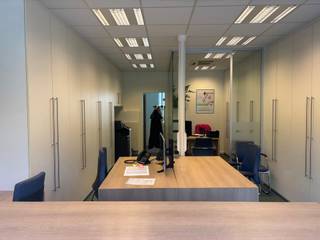 ERONDEGEM - Kantoor op toplocatieBetreffend pand bevindt zich qua visibiliteit langsheen de drukste weg van Erondegem, op een uitstekende locatie met...