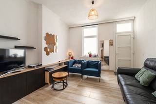 <p><u><strong>Te koop:</strong></u> charmante woning in het centrum van Wezembeek-Oppem, op korte afstand van scholen, openbaar vervoer en groene parken.<br /><br />Deze woning, gebouwd tussen 1919 en 1930, combineert authentieke charme met moderne comfortelementen. Dankzij het EPC-label B is er geen renovatieverplichting, het elektrisch attest is conform en de aanwezige zonnepanelen zorgen voor een lagere energiekost. De ligging nabij invalswegen maakt woon-werkverkeer eenvoudig, terwijl de ruime tuin van 170 m² een heerlijke plek biedt om te ontspannen.<br /><br /><u><strong>Belangrijkste ruimtes:</strong></u><br />• Woonkamer (14,4 m²) met gezellige sfeer en natuurlijke lichtinval<br />• Keuken (13,6 m²) met directe toegang tot de tuin<br />• Badkamer (7,4 m²) met functionele indeling<br />• Slaapkamer (14,5 m²) ruim en licht<br />• Slaapkamer (13,0 m²) comfortabel<br />• Slaapkamer (6,8 m²) ideaal als kinderkamer of bureau<br />• Hal (13,7 m²) en hal (6,4 m²) met praktische verbindingen<br />• Tuin (170 m²) perfect voor buitenactiviteiten<br /><br /><u><strong>Troeven:</strong></u><br />• EPC B: geen renovatieverplichting<br />• Conform elektrisch attest<br />• Zonnepanelen aanwezig<br /><br />Meer informatie of een bezoek met Nicolas Geeraerts? Contacteer ons via +3223351115<br />JOUW DROOMHUIS. ZO GEVONDEN!</p>