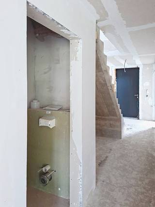 Droomt u ervan een woning volledig naar uw eigen smaak en stijl af te werken? Dan is dit de ideale opportuniteit. Deze woning wordt aangeboden in casco-staat, waardoor u de volledige binnenafwerking zelf kunt bepalen en realiseren. <br />De buitenschil is reeds afgewerkt: ramen met vliegenramen, deuren, sectionaalpoort en de nodige leidingen zijn aanwezig. Enkel de volledige binnenafwerking dient nog uitgevoerd te worden.<br />De woning beschikt over een doordachte en praktische indeling. Op het gelijkvloers vindt u een inkomhal met gastentoilet, een lichtrijke leefruimte en een bijzonder ruime leefkeuken met grote schuiframen die uitgeven op de tuin. Verder is er een inpandige garage met rechtstreekse toegang tot de tuin en naar een ruime kelder van 11 m² (die zou worden ingericht als wasplaats).<br />Op de eerste verdieping bevinden zich twee ruime slaapkamers, een ruimte die kan dienen als dressing en twee badkamers. Eén van de slaapkamers beschikt bovendien over een eigen ensuite badkamer. De tweede verdieping biedt plaats aan nog twee slaapkamers en een extra zolderruimte die naar wens kan worden ingericht.<br />Onder de volledige woning bevindt zich een kruipkelder, wat een extra praktisch voordeel vormt.<br />Ook de ligging is een absolute troef. De woning bevindt zich in een rustige, residentiële en doodlopende straat, op korte afstand van het station van Lier, dat vlot bereikbaar is via de nabijgelegen fietsostrade. Van daaruit bereikt u gemakkelijk het stadscentrum. Bovendien zijn uitvalswegen via de Ring snel en vlot bereikbaar. EPB studie in bijlage.