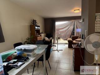 Modern gelijkvloers appartement met aparte ingang en tuin. <br /><br />Dit appartement bestaat uit een inkomhal, berging (met aansluiting voor wasmachine), gastentoilet, badkamer (met enkele lavabo en douche), twee slaapkamers, halfopen keuken (geïnstalleerd), ruime leefruimte, terras, privatieve tuin, carport en ruime tuinberging. <br /><br />Het appartement is beschikbaar vanaf 1/10/2026!<br />De huurprijs bedraagt 850 euro per maand. Alle verbruik is individueel. <br /><br />De EPC-waarde bedraagt 264 kWh/m²jaar (Label C)!<br /><br />Meer info vindt u op www.debaco.be of bel ons op 014/73.77.77 voor een bezoek ter plaatse!