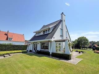 Deze charmante en zongerichte villa geniet van een bijzonder rustige ligging, op slechts enkele minuten wandelen van het centrum van Koksijde. De woning is gelegen op een prachtig en royaal perceel van maar liefst 1.448 m², waardoor u geniet van een uitzonderlijk gevoel van ruimte. Dankzij het ruime perceel, de rustige omgeving en de uitstekende ligging beschikt deze villa over bijzonder veel potentieel. Mogelijkheid tot aankoop van aanpalend perceel bouwgrond van 800m² (448.000 euro).  Ref. K-76