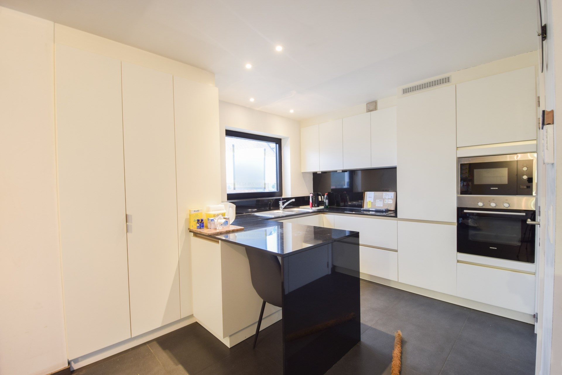 Uitstekend gelegen tweeslaapkamer appartement nabij het centrum van Sint-Gillis-Waas. - foto 4